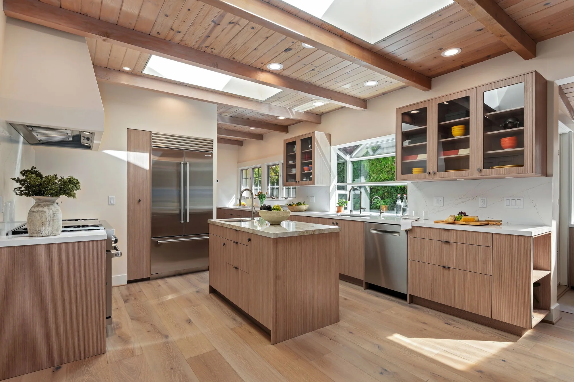 Linear Oak in Santa Barbara: A Pronorm Kitchen That Belongs Under the Beams